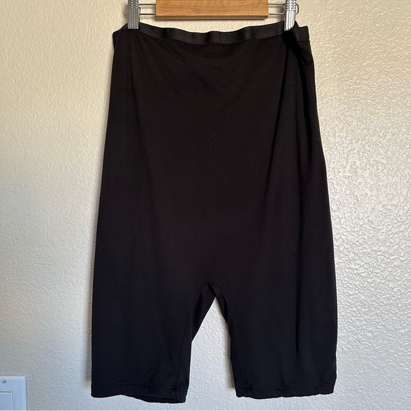 Bumpsuit Maternity Black Biker Shorts - Picture 3 of 9